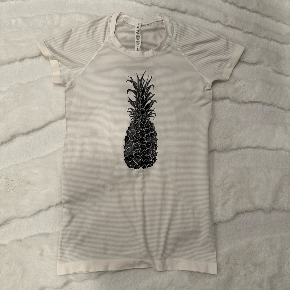 Lululemon Hawaii Aloha 🌺 White Swiftly T-Shirt with Black Pineapple Design🍍sz 6